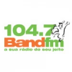 Logo da rádio Rádio Band 104.7 FM ao vivo online