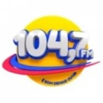 Logo da rádio Rádio 104.7 FM ao vivo online