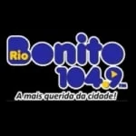 Logo da rádio Rádio Rio Bonito 104.9 FM ao vivo online