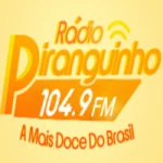 Logo da rádio Rádio Piranguinho 104.9 FM ao vivo online