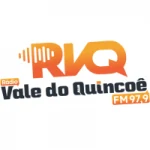 Logo da rádio Rádio Vale do Quincoê 97.9 FM ao vivo online