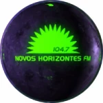 Logo da rádio Rádio Novos Horizontes 104.7 FM ao vivo online